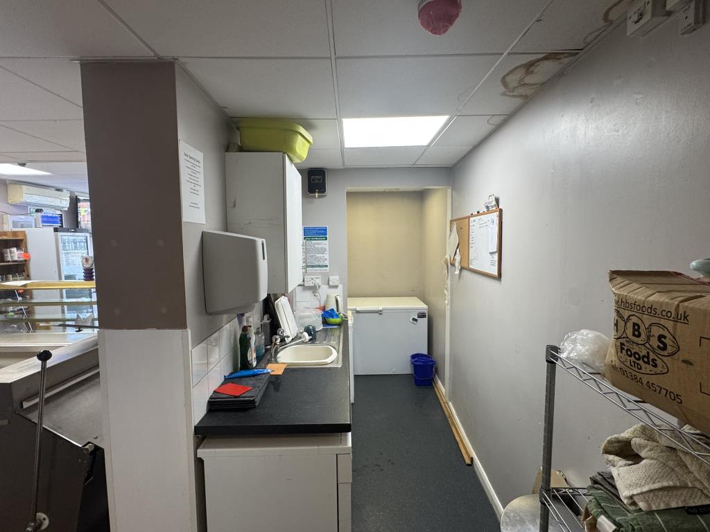 Lot: 106 - FREEHOLD TOWN CENTRE COMMERCIAL PREMISES - Kitchen area